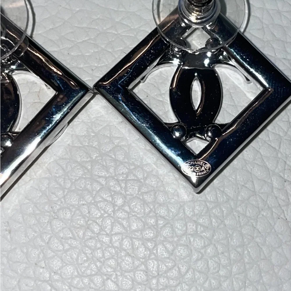 Elegant Chanel Silver tone Earrings with crystals collection 2022 - Picture 10 of 16